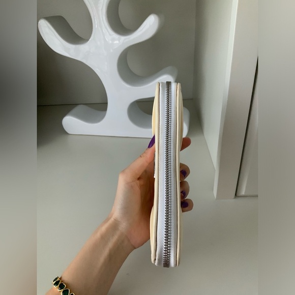 BURBERRY Authentic Patent Leather Cream White Large Zip Around Women’s Wallet - Picture 13 of 16